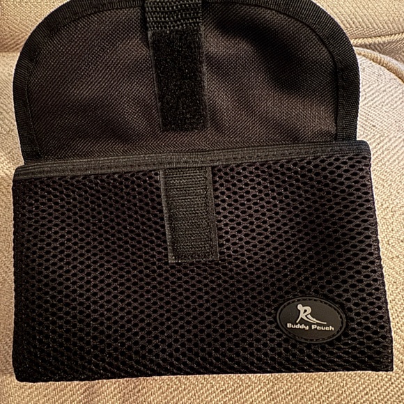 NWOT- magnetic pouch with velcro, 2 pockets inside. Can hook onto something thin - Picture 5 of 9